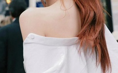 宝宝把腿抬得很高一点